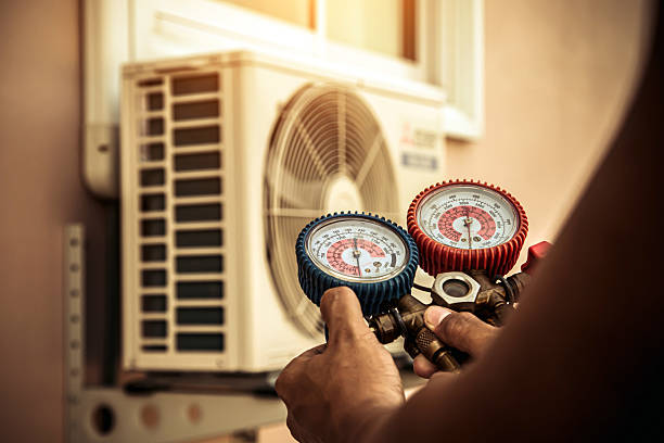 Professional Hvac technician working in Duncanville, AL